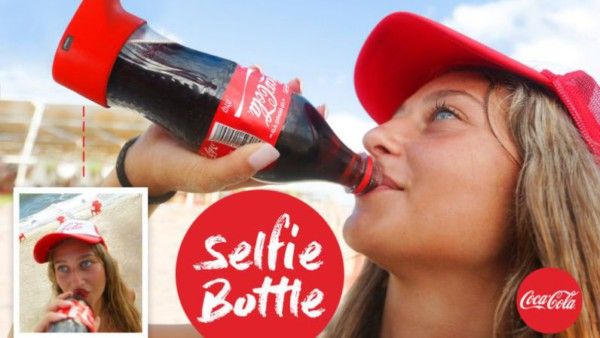 Un selfie bevendo Coca Cola