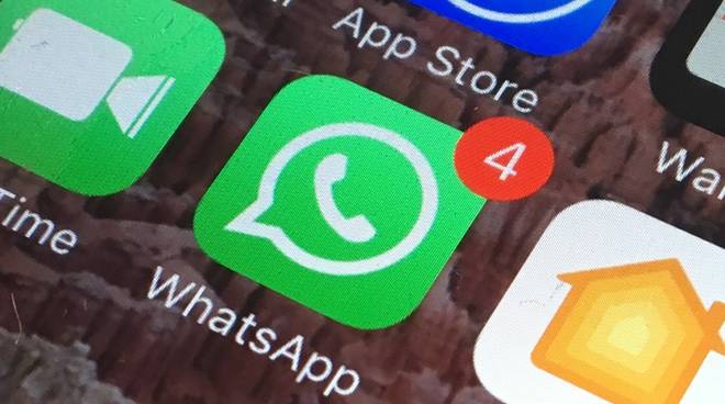 WhatsApp: il trucco per accedere senza mostrarsi online e diventare invisibili 