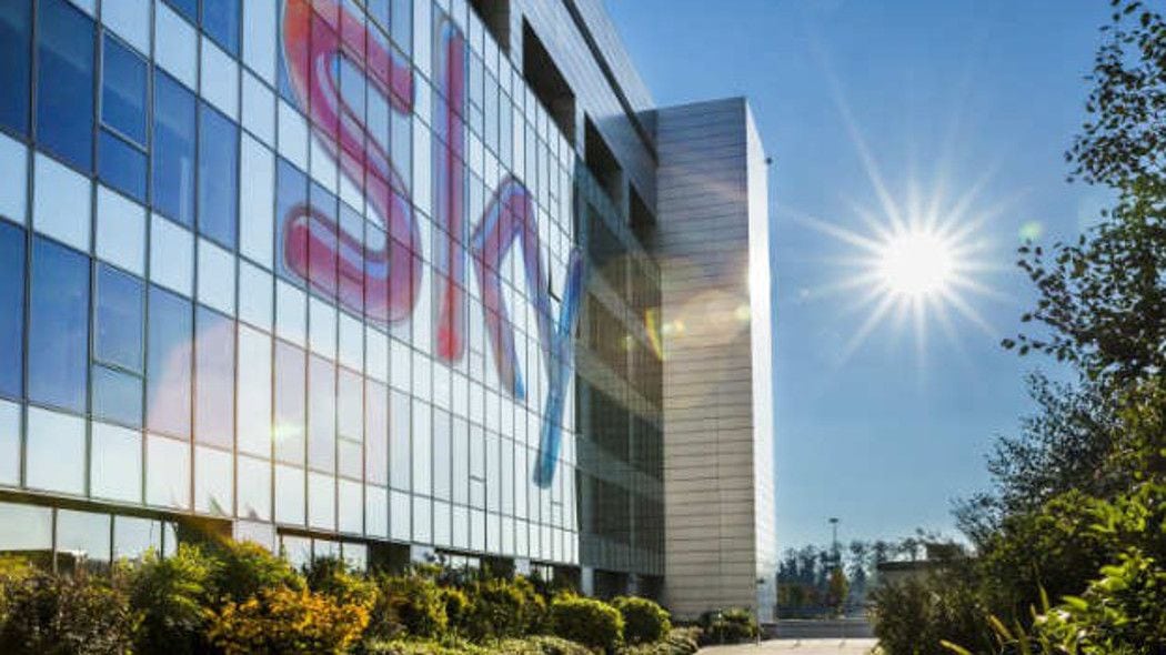 Sky batte ancora Mediaset: il nuovo regalo stupisce gli utenti, i prezzi ancor di più