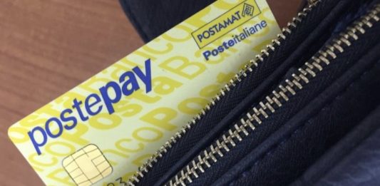 Postepay: arriva la nuova truffa che prosciuga il credito da WhatsApp, Poste rassicura