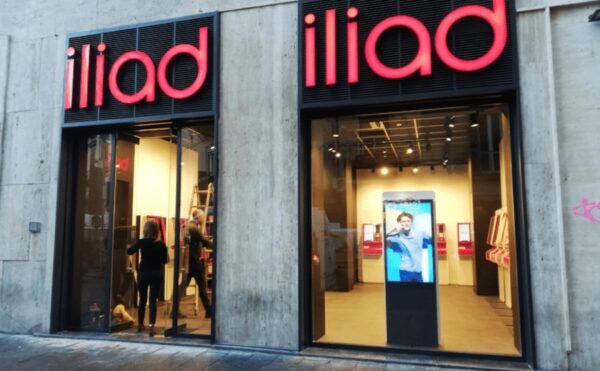 Iliad e Halloween: fuori agli store le lapidi dei costi nascosti sepolti