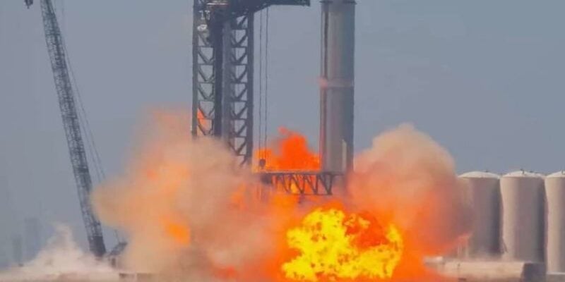 Razzo Booster di Space X in fiamme