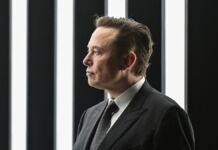 Elon Musk respinge le accuse, non lascerà la carica di CEO di Tesl