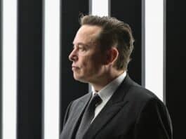 Elon Musk respinge le accuse, non lascerà la carica di CEO di Tesl