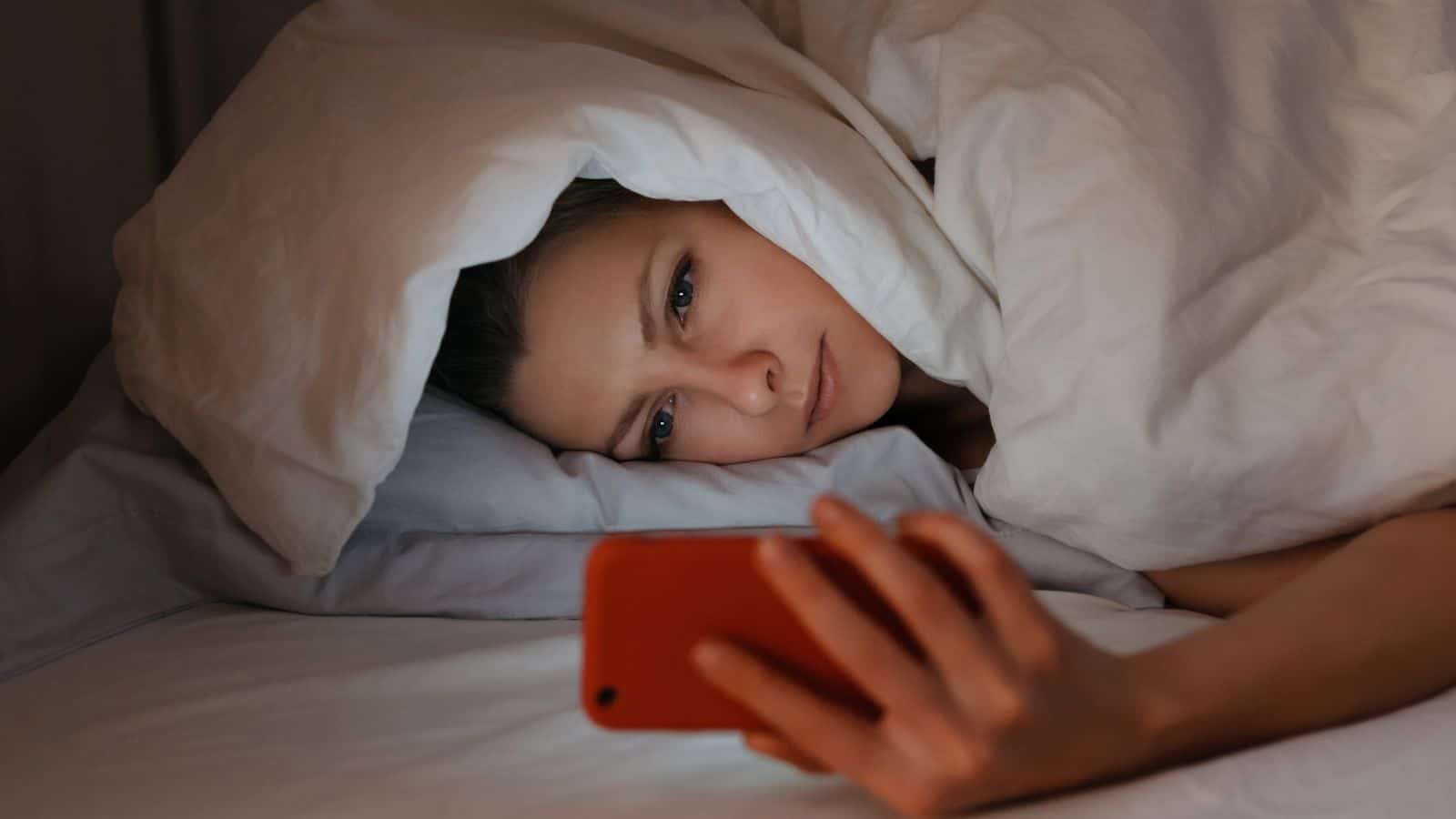 Smartphone in CARICA di notte, il PERICOLO elevato che rischiate