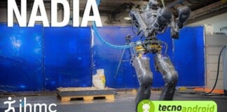 Il robot umanoide Nadia fa a pugni con un uomo