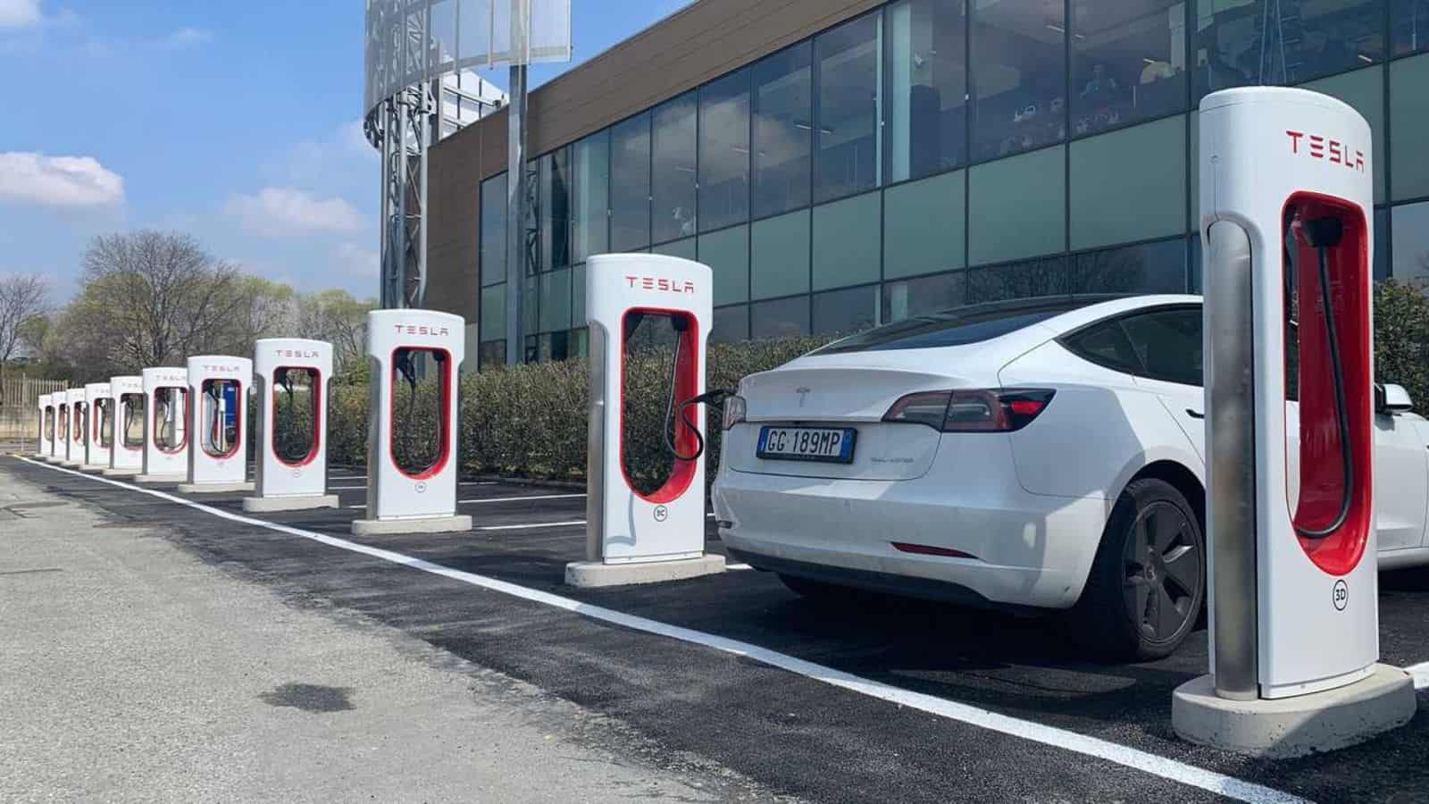 Tesla, arriva una nuova struttura tariffaria per i Supercharger in Italia