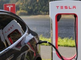 Tesla: nuove tariffe per la ricarica ai supercharger