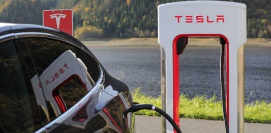 Tesla: nuove tariffe per la ricarica ai supercharger