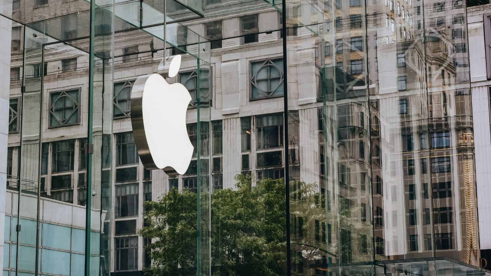 Apple sommersa da critiche per un suo spot