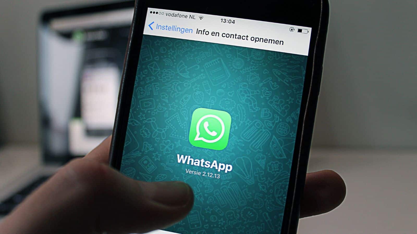 WhatsApp: arrivano le reazioni rapide a foto e video