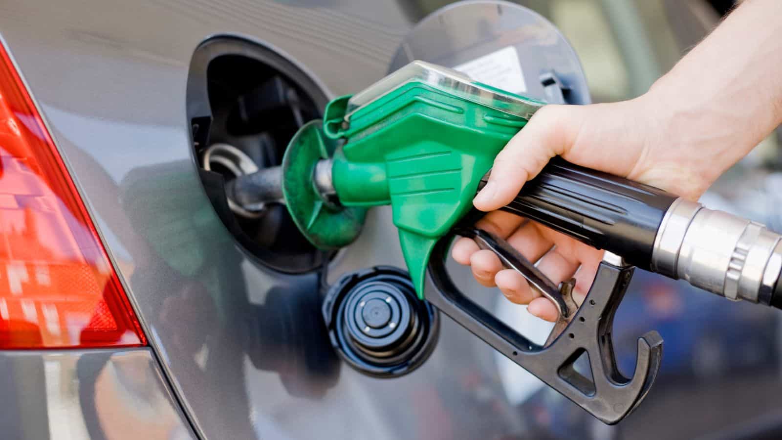 Prezzi benzina in aumento: la causa è una nuova tassa dall'Europa