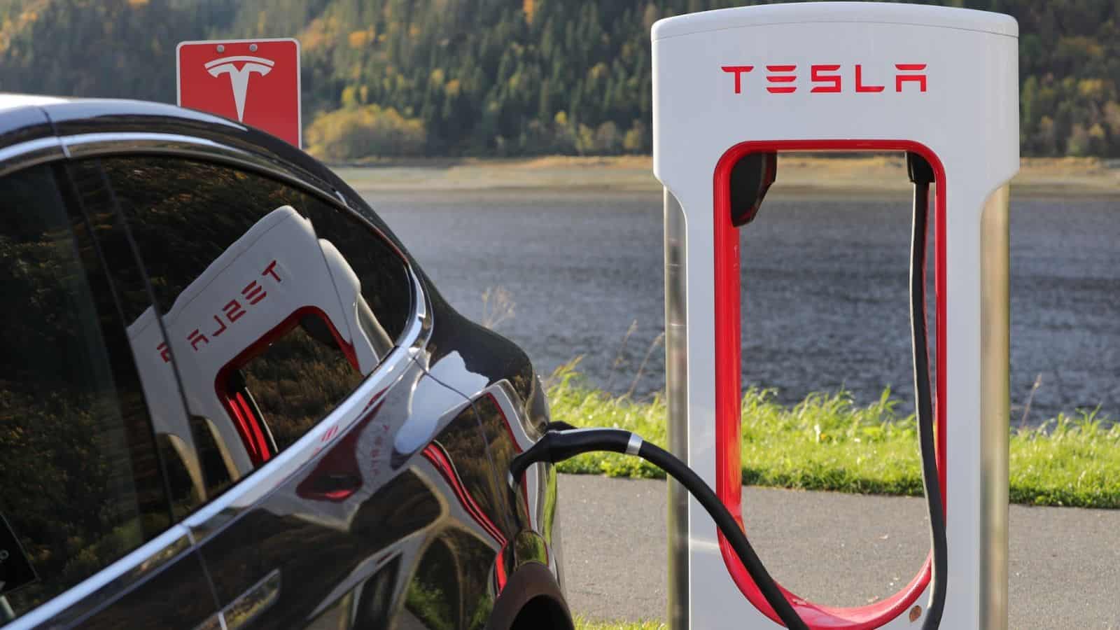 Tesla: in arrivo un nuovo aggiornamento per la guida autonoma