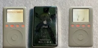 Un utente mostra un vecchio prototipo di un iPod di terza generazione