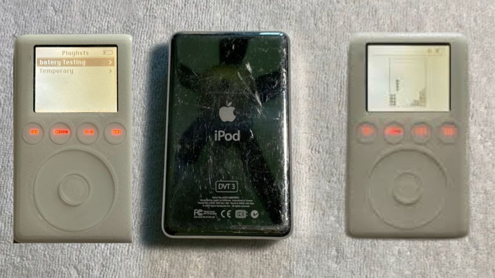 Un utente mostra un vecchio prototipo di un iPod di terza generazione
