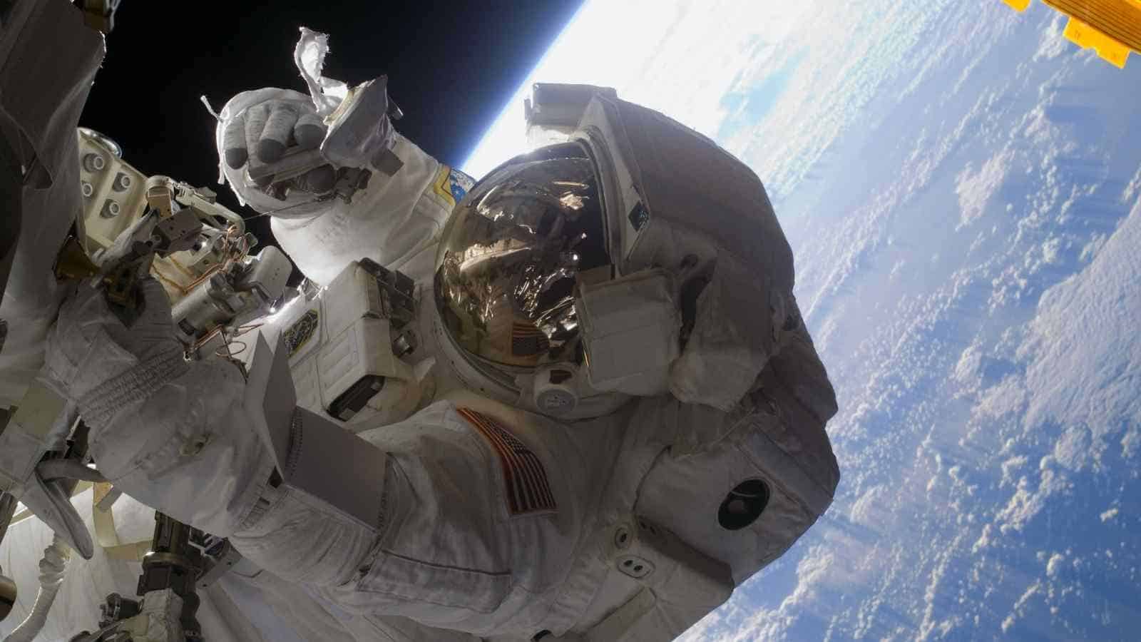 Gli astronauti nell'ISS sperimentano sempre una sensazione di leggerezza a caduta libera, chiamata microgravità