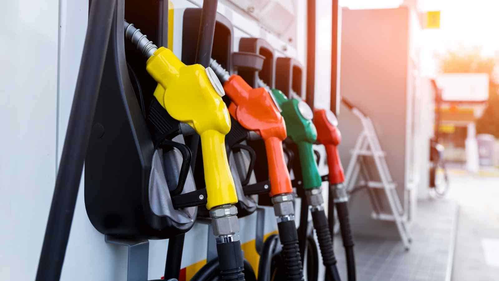 Finalmente il prezzo del carburante torna a calare, per la felicità di tutti i consumatori