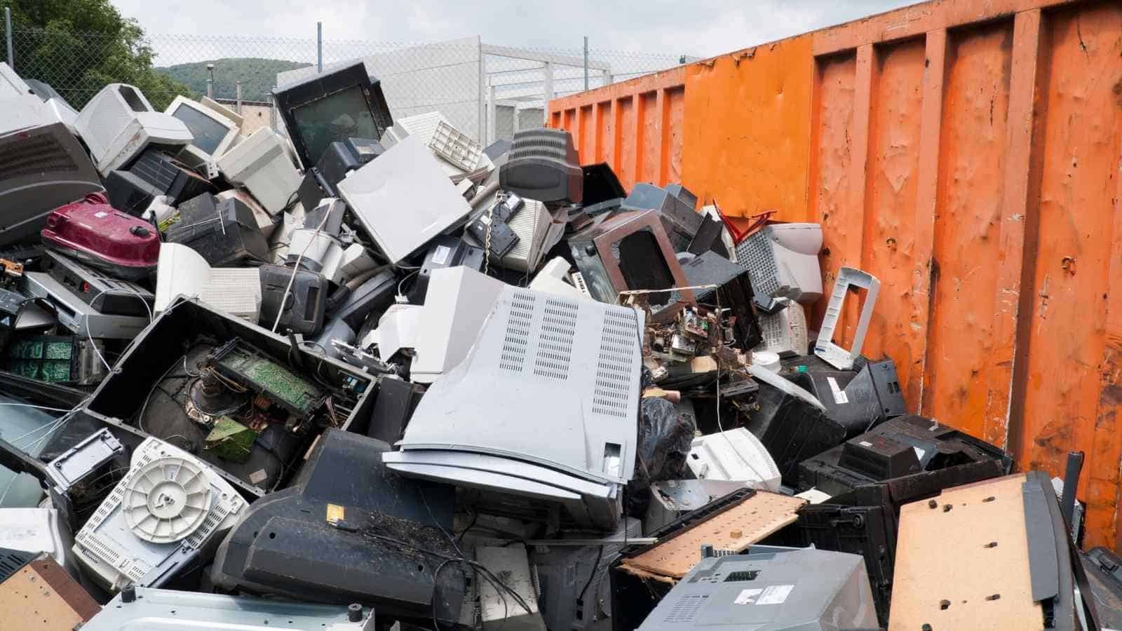 La tecnologia aiuta l'uomo a vivere meglio, ma può essere un problema serio quando si trasforma in e-waste