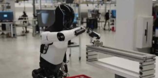 Un nuovo video rilasciato da Tesla mostra il robot Optimus mentre si occupa di un lavoro in fabbrica