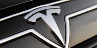 Tesla rilascia l'aggiornamento 2024.14.8: le novità per gli utenti italiani
