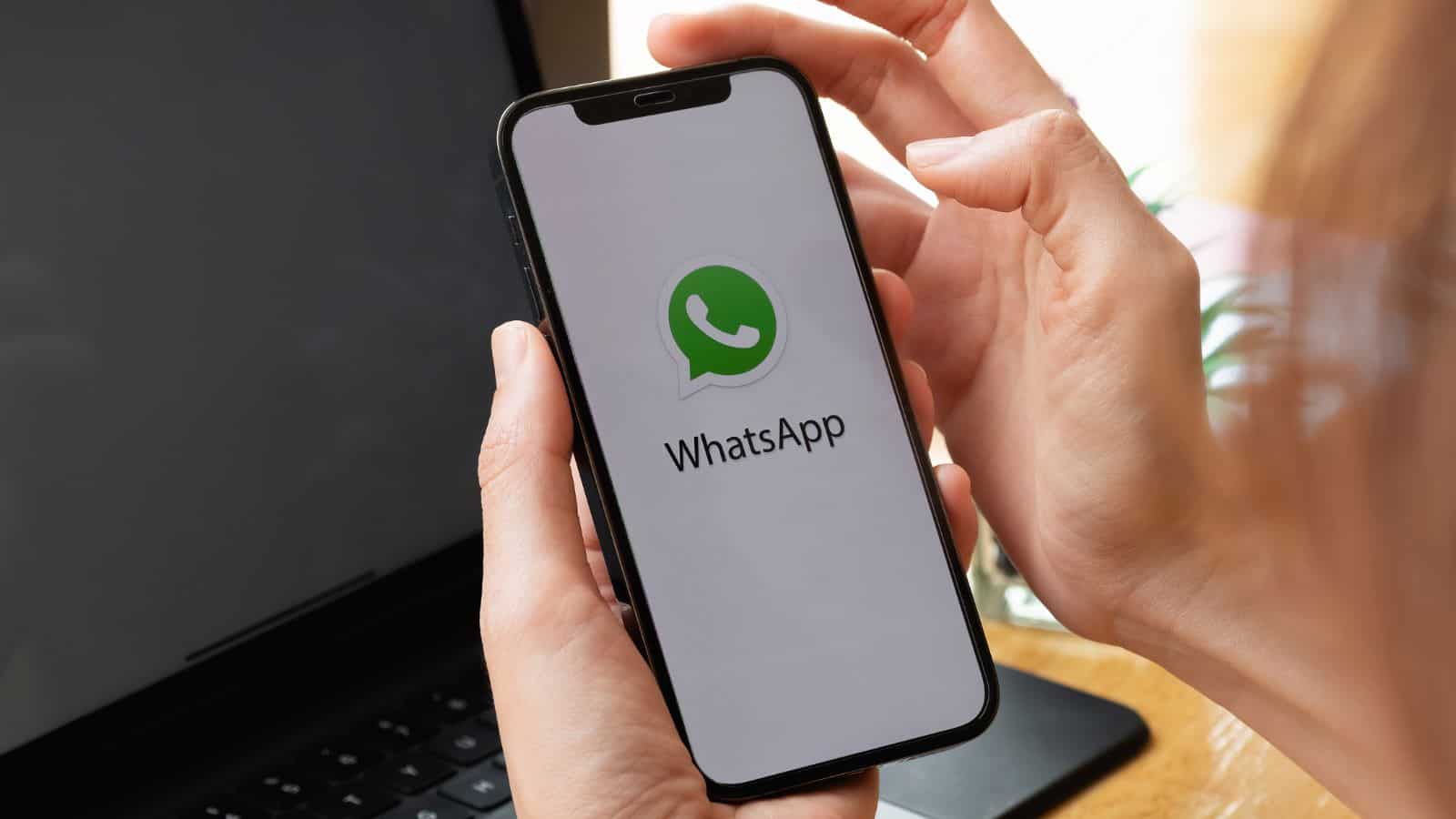 Su WhatsApp arriva la funzione per i vocali lunghi: cosa cambia?