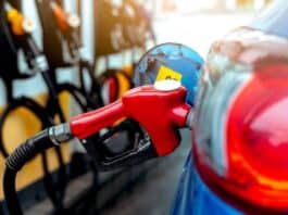 La Repsol presenta il suo e-fuel, il carburante sintetico che potrebbe essere il sostituto ideale della benzina, ormai messa all'angolo.