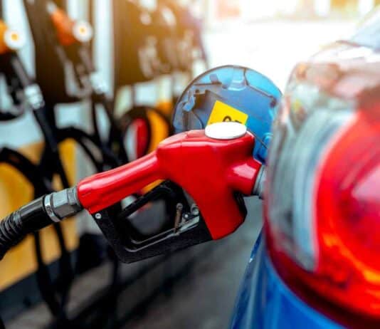 La Repsol presenta il suo e-fuel, il carburante sintetico che potrebbe essere il sostituto ideale della benzina, ormai messa all'angolo.
