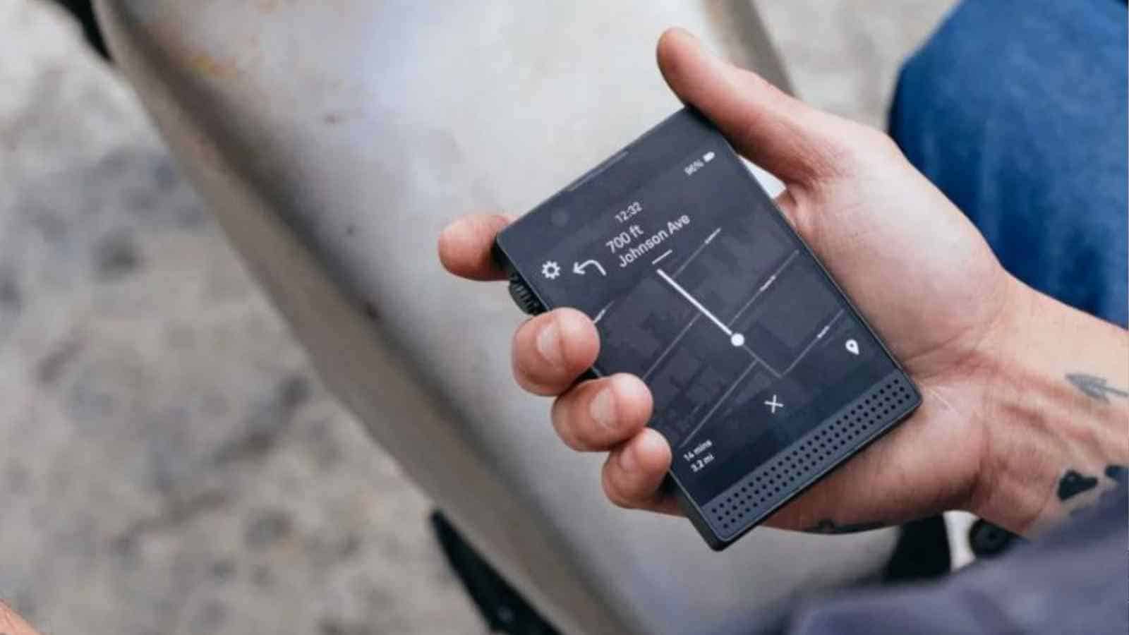 Il nuovo Light Phone 3 è uno di quegli smartphone, sempre più comuni, che semplificano il mondo della telefonia ed eliminano le distrazioni.