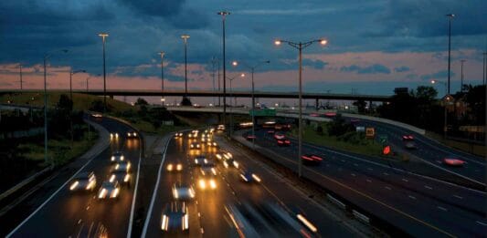 Autostrade per l'Italia stupisce ancora per la sua attenzione ai dettagli, presentando la sua nuova illuminazione a LED per i bordi delle strade