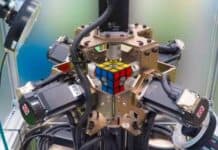 Il TOKUFASTbot mentre raggiunge il nuovo record del mondo di risoluzione meccanica del Cubo di Rubik