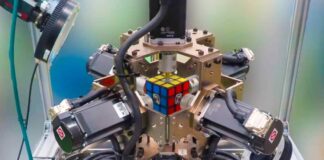 Il TOKUFASTbot mentre raggiunge il nuovo record del mondo di risoluzione meccanica del Cubo di Rubik