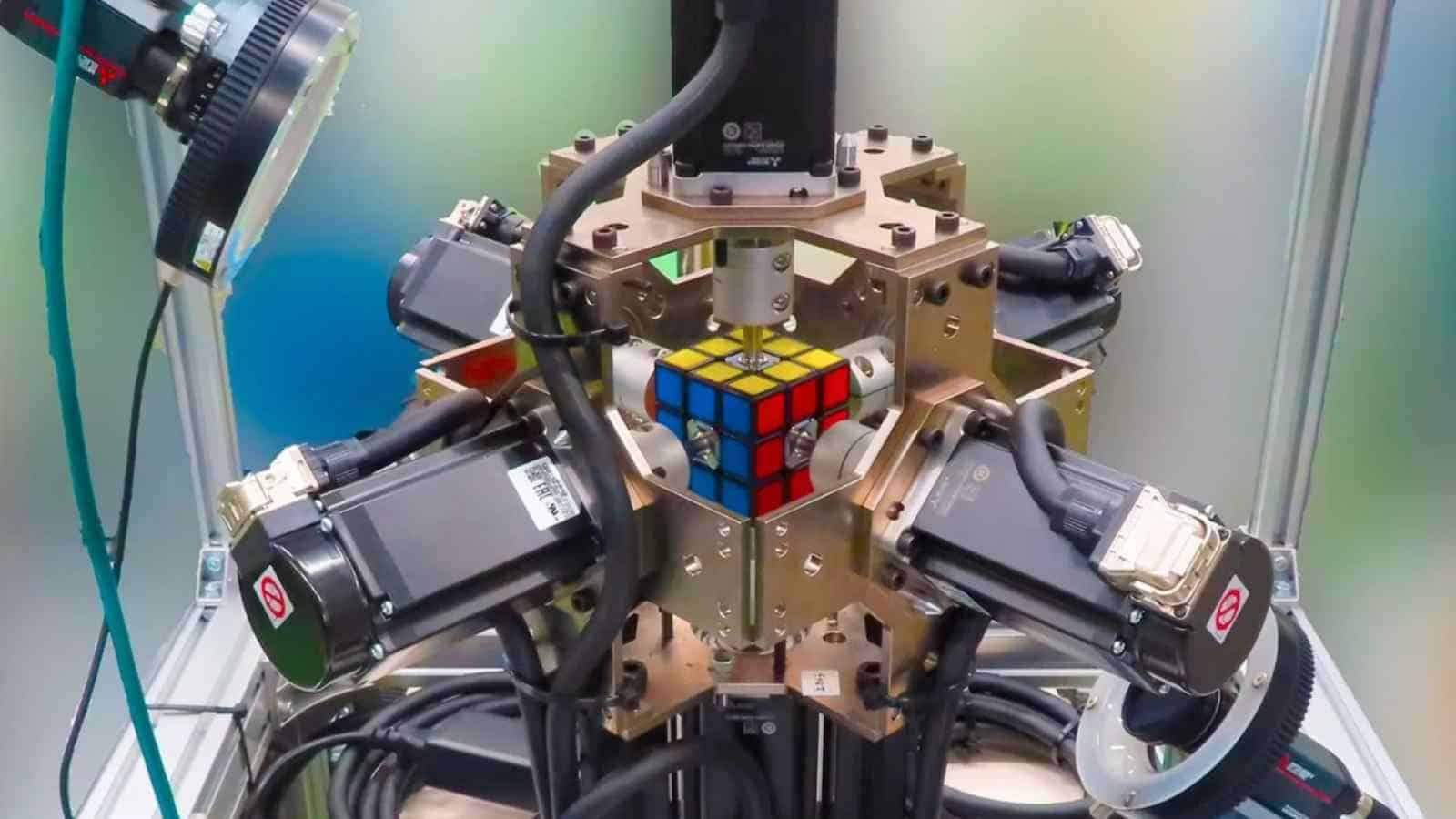 Il TOKUFASTbot mentre raggiunge il nuovo record del mondo di risoluzione meccanica del Cubo di Rubik