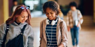 La scuola mette un freno all'uso del cellulare in classe, e qualcuno segue il buon esempio anche oltre