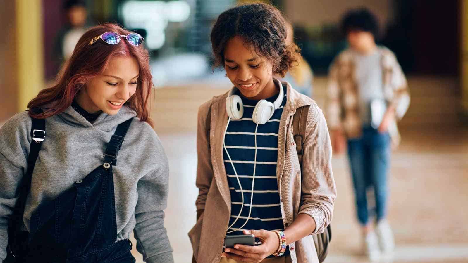 La scuola mette un freno all'uso del cellulare in classe, e qualcuno segue il buon esempio anche oltre