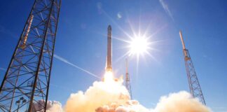 SpaceX lancia i suoi nuovi satelliti Starlink ed illumina il cielo del sud Italia e non solo, portando internet anche nei luoghi più remoti.