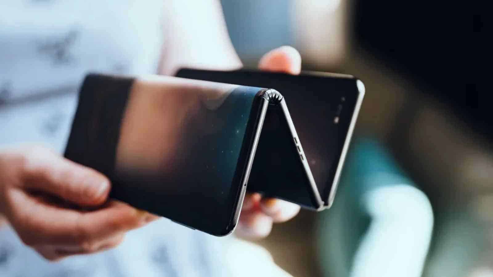 Huawei non si ferma davanti a nessun ostacolo nella sua ricerca tecnologica per la riuscita del primo smartphone pieghevole tri-fold.