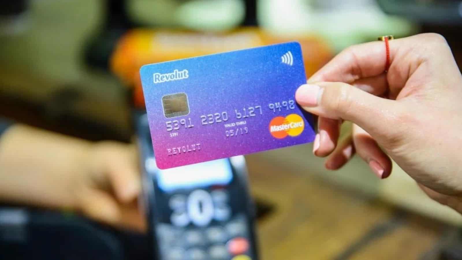 Revolut negli aeroporti: a Ciampino e Malpensa distributori carte gratuite