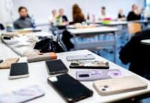 La scuola riaccoglie il diario: niente smartphone dal prossimo anno