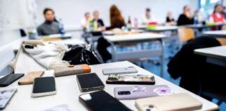 La scuola riaccoglie il diario: niente smartphone dal prossimo anno