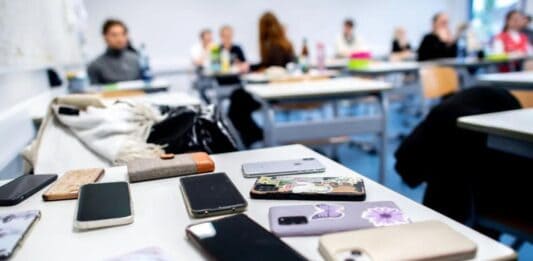 La scuola riaccoglie il diario: niente smartphone dal prossimo anno