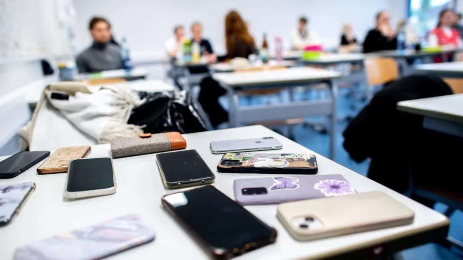 La scuola riaccoglie il diario: niente smartphone dal prossimo anno