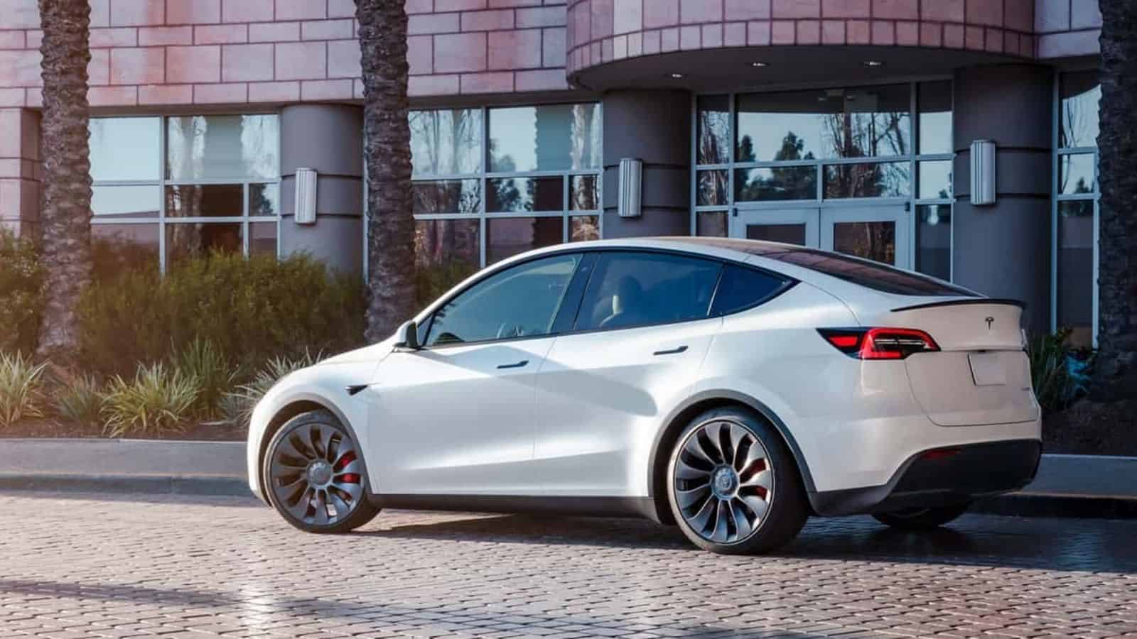 Restyling della Tesla Model Y: iniziati i test su strada