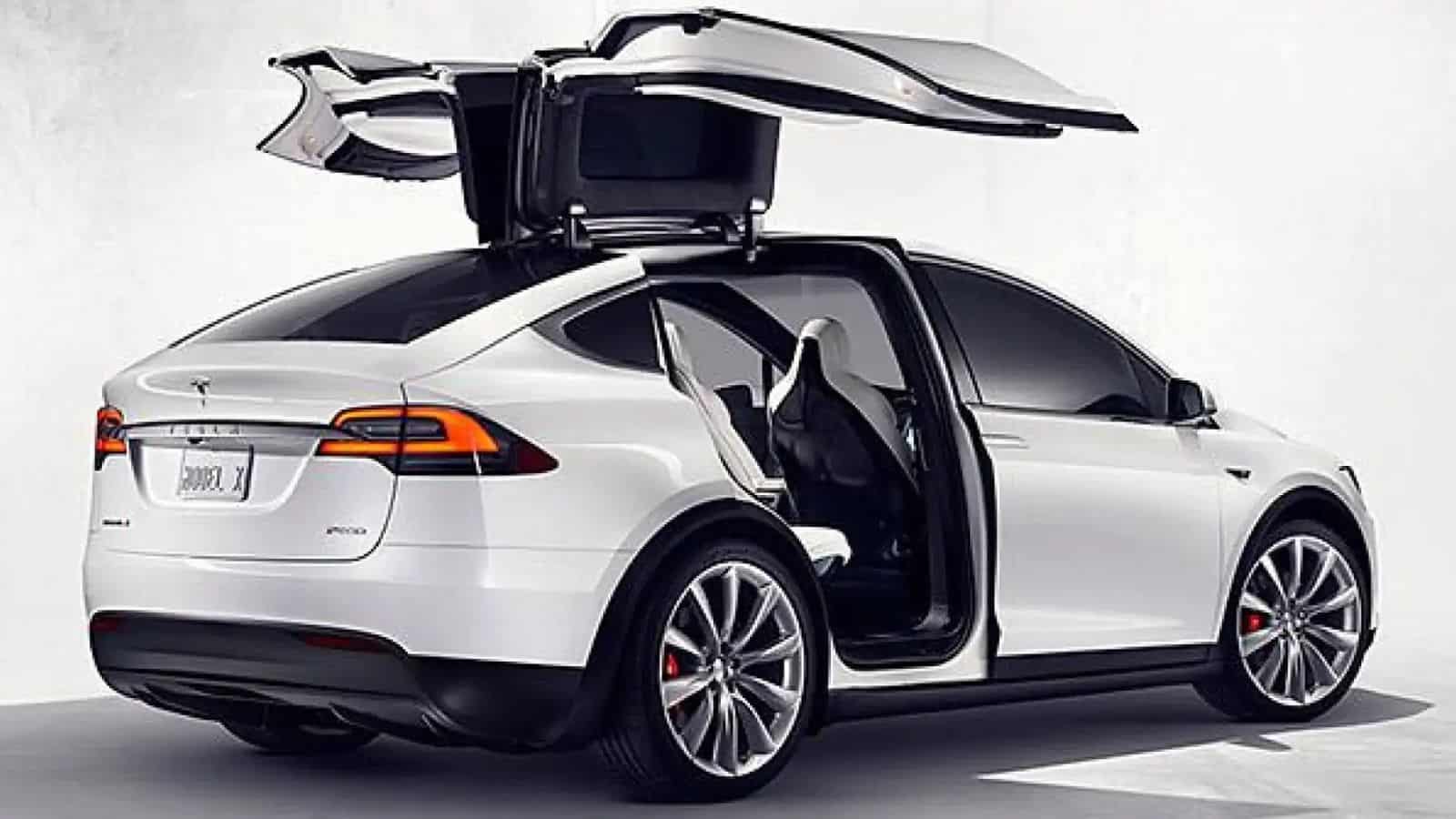 Tesla Model X: restyling in stile crossover ed innovazioni future