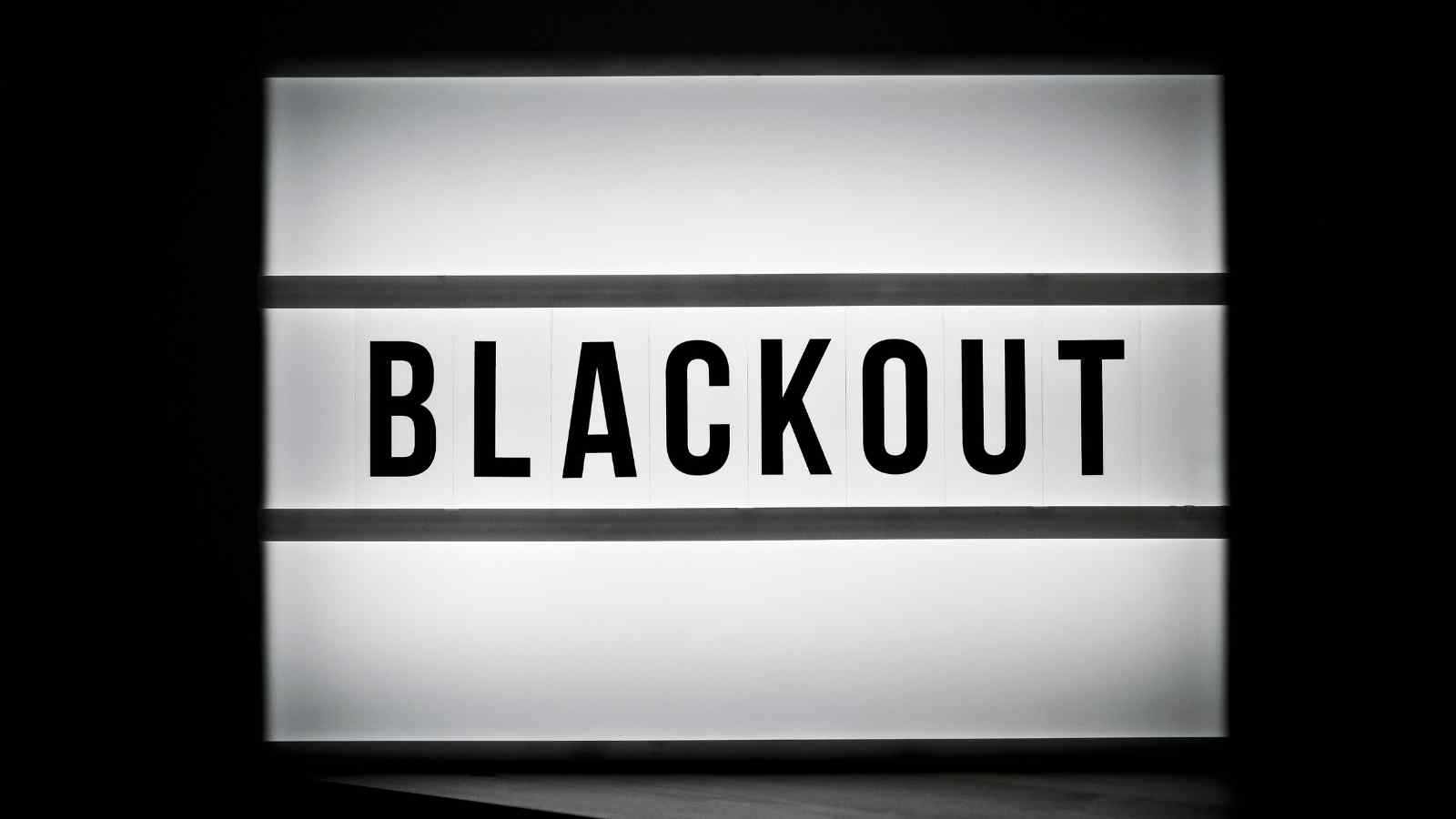 Il blackout informatico causato da CrowdStrike non smette di far parlare di se, dopo il caos ora si cercano la motivazione e le conseguenze.