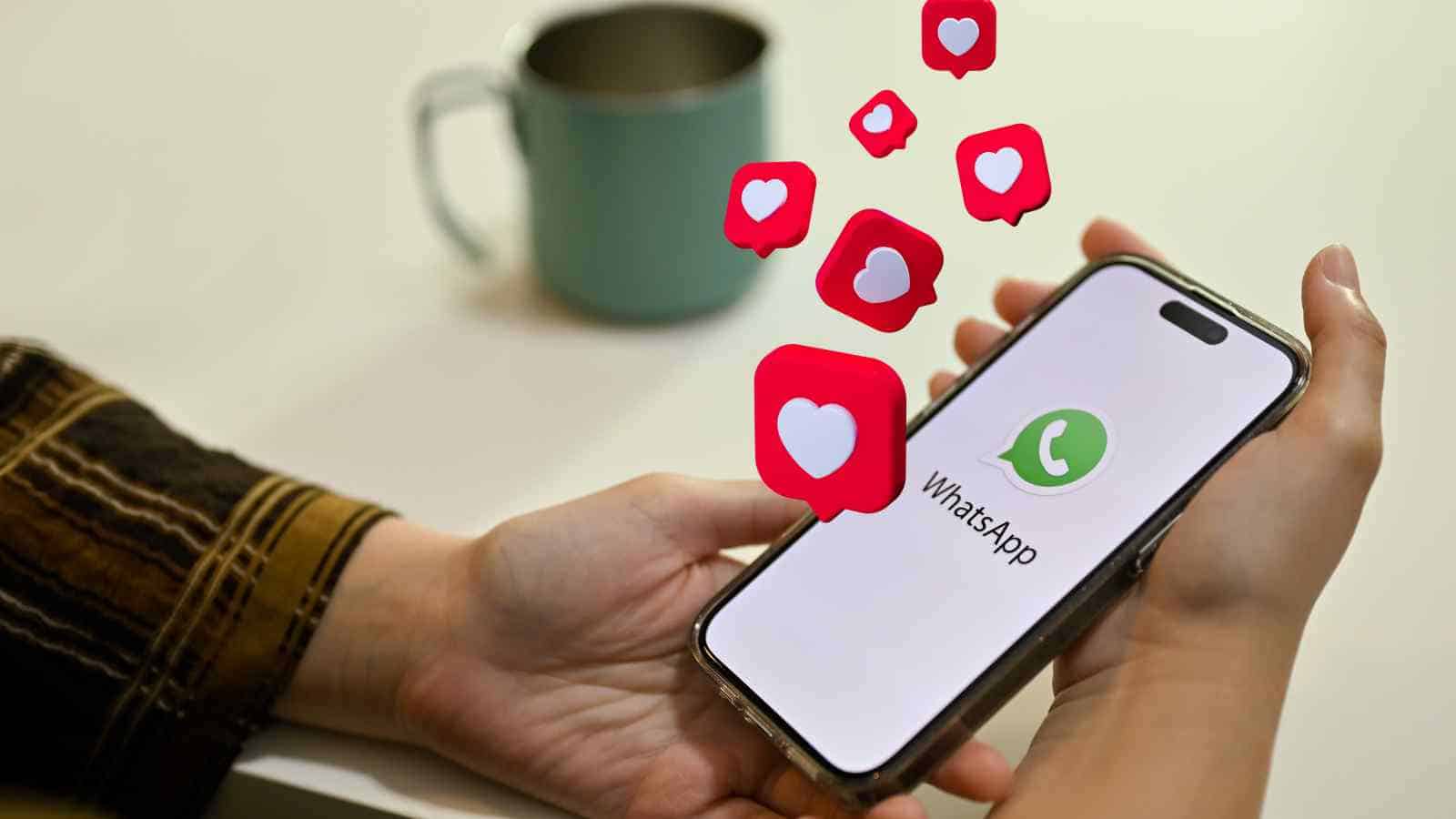 WhatsApp rivoluziona la comunicazione della sua messaggistica introducendo il doppio tap per reagire ai messaggi con un cuore.