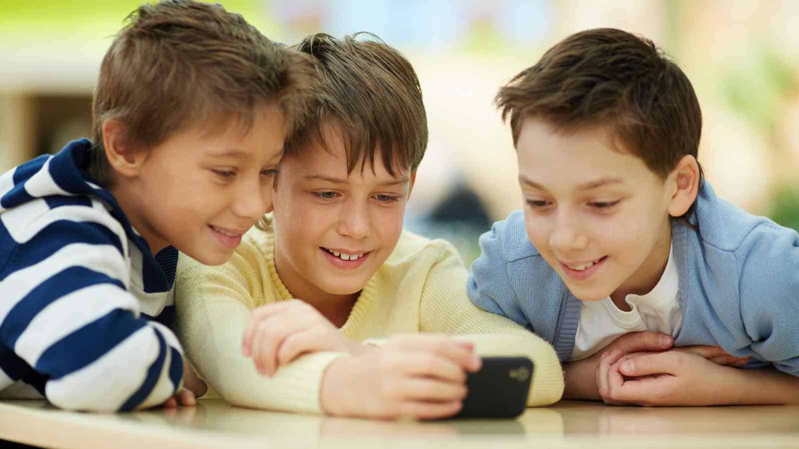 Il Ministro Valditara annuncia una serie di cambiamenti nell'ambito dell'istruzione scolastica, come il divieto di usare gli smartphone.