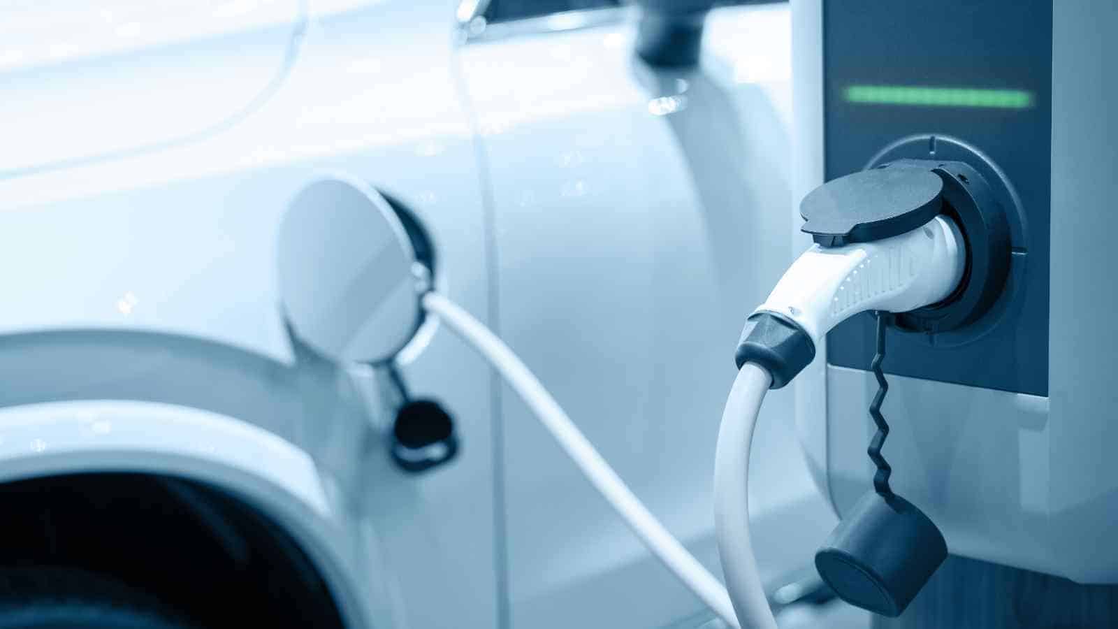 L'estate per le auto elettriche non è forse il periodo migliore, ma possiamo superare il problema del calore con qualche consiglio utile.