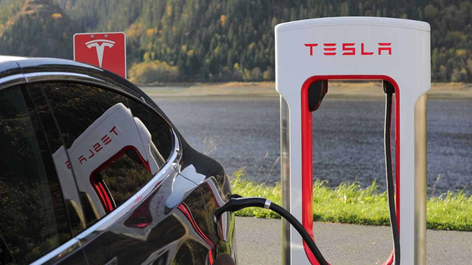 C'è una strana usanza nei possessori di Tesla, ossia quella di mettere dei panni bagnati sopra i Supercharger.. Ma a che scopo? E funziona?