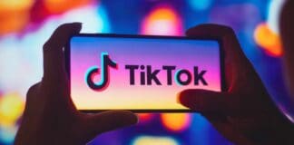 TikTok, nuovo aggiornamento: chat di gruppo e nuovi adesivi in arrivo