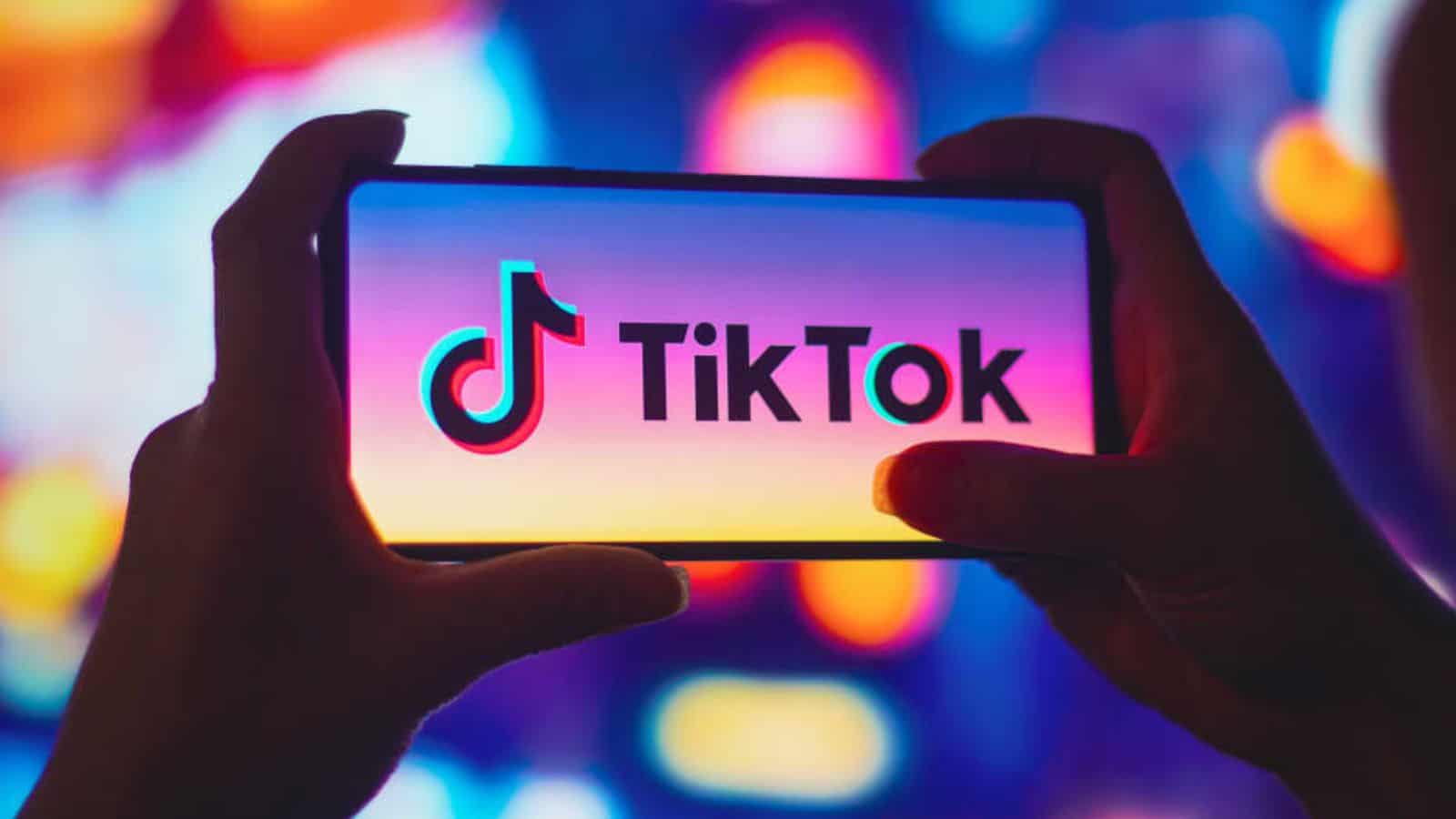 TikTok, nuovo aggiornamento: chat di gruppo e nuovi adesivi in arrivo